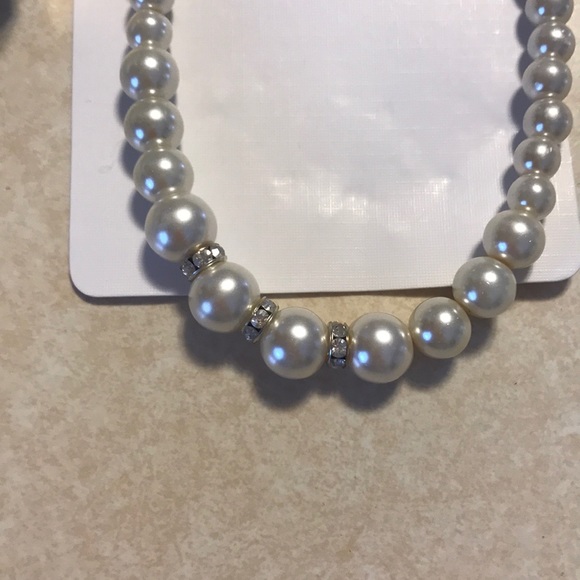 Pearl Necklace with Gold Gift Box - Picture 2 of 5